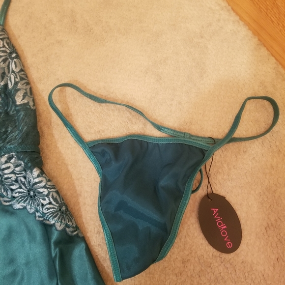 Holiday lingerie, NWT, size M, chemise and thong panty. - Picture 3 of 5